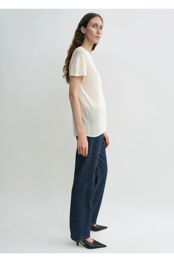 TOTEME 실크 티셔츠 에크루의 에크루컬러 1번쨰 이미지입니다.