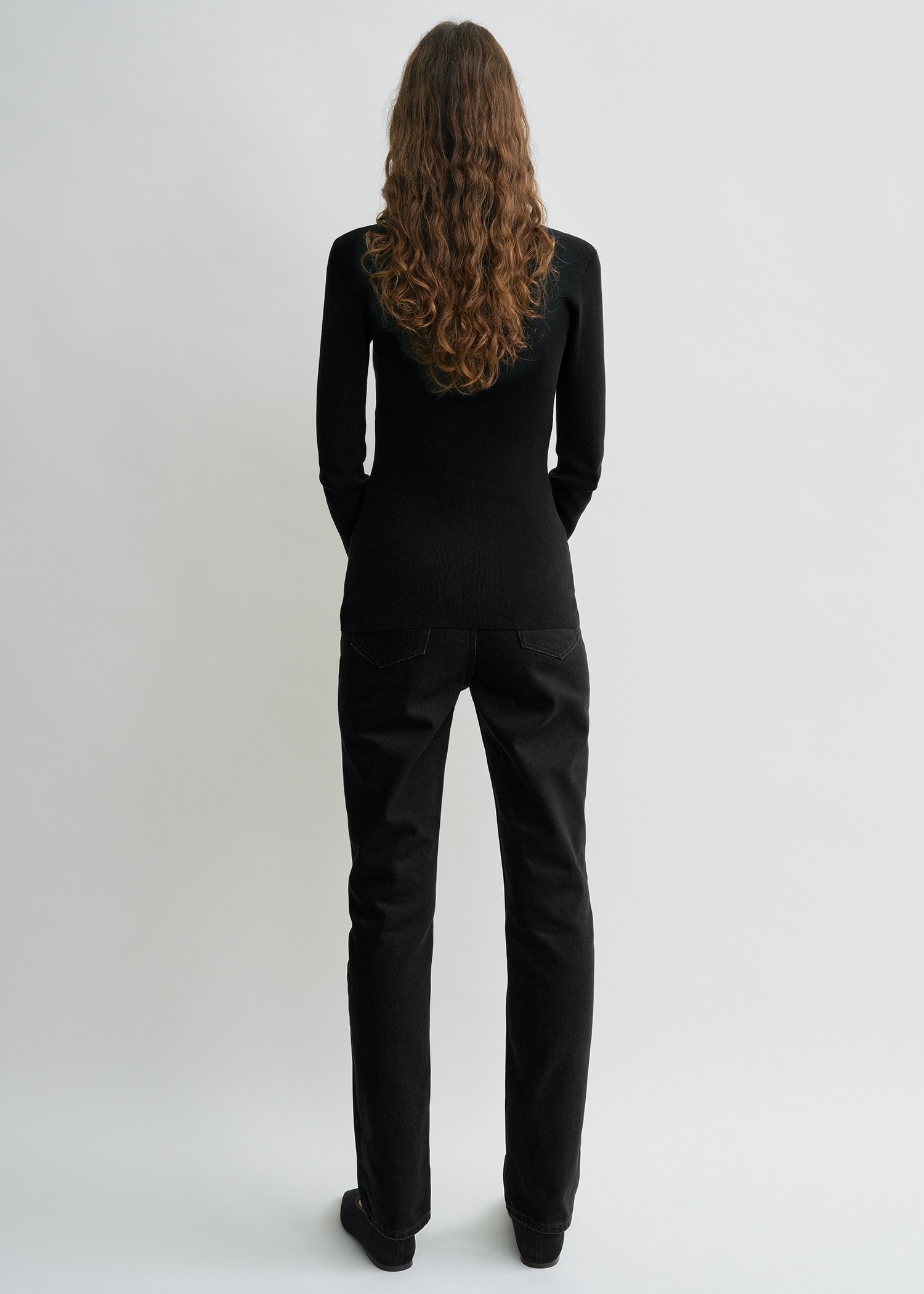 TOTEME 컴팩트 코튼 탑 블랙의 블랙컬러 2번쨰 이미지입니다.