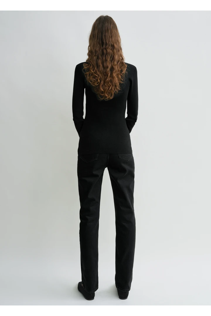 TOTEME 컴팩트 코튼 탑 블랙의 블랙컬러 2번쨰 이미지입니다.