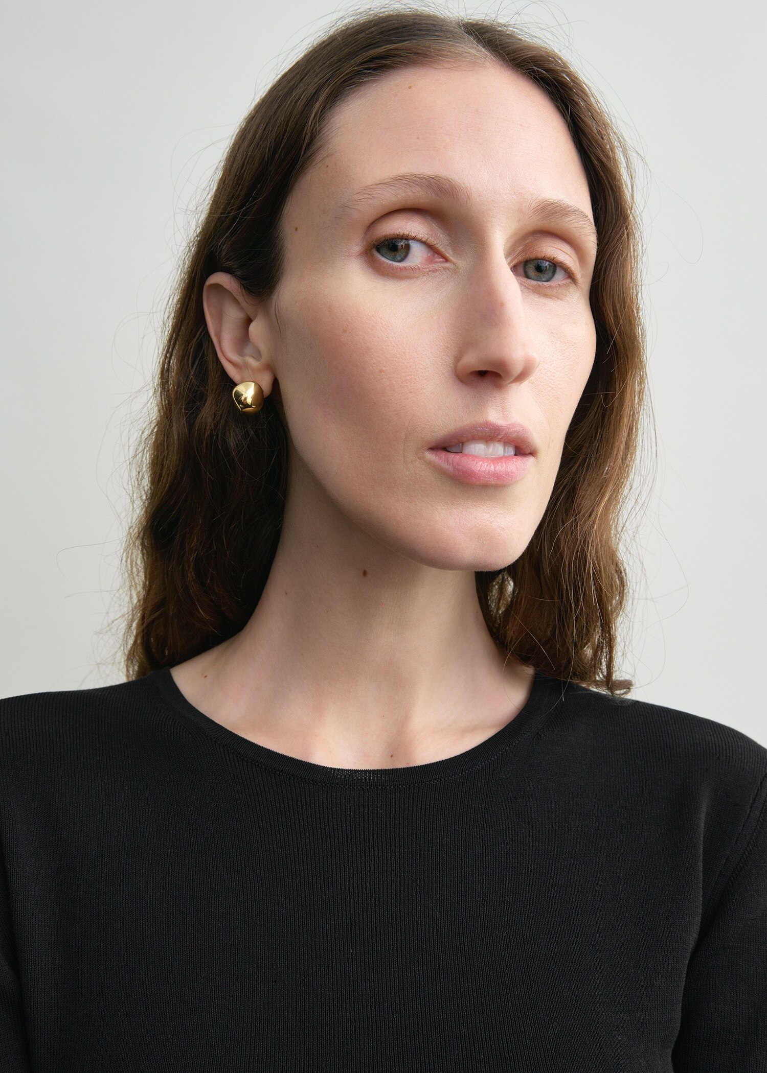 TOTEME 컴팩트 코튼 탑 블랙의 블랙컬러 3번쨰 이미지입니다.