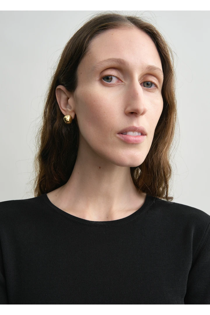 TOTEME 컴팩트 코튼 탑 블랙의 블랙컬러 3번쨰 이미지입니다.