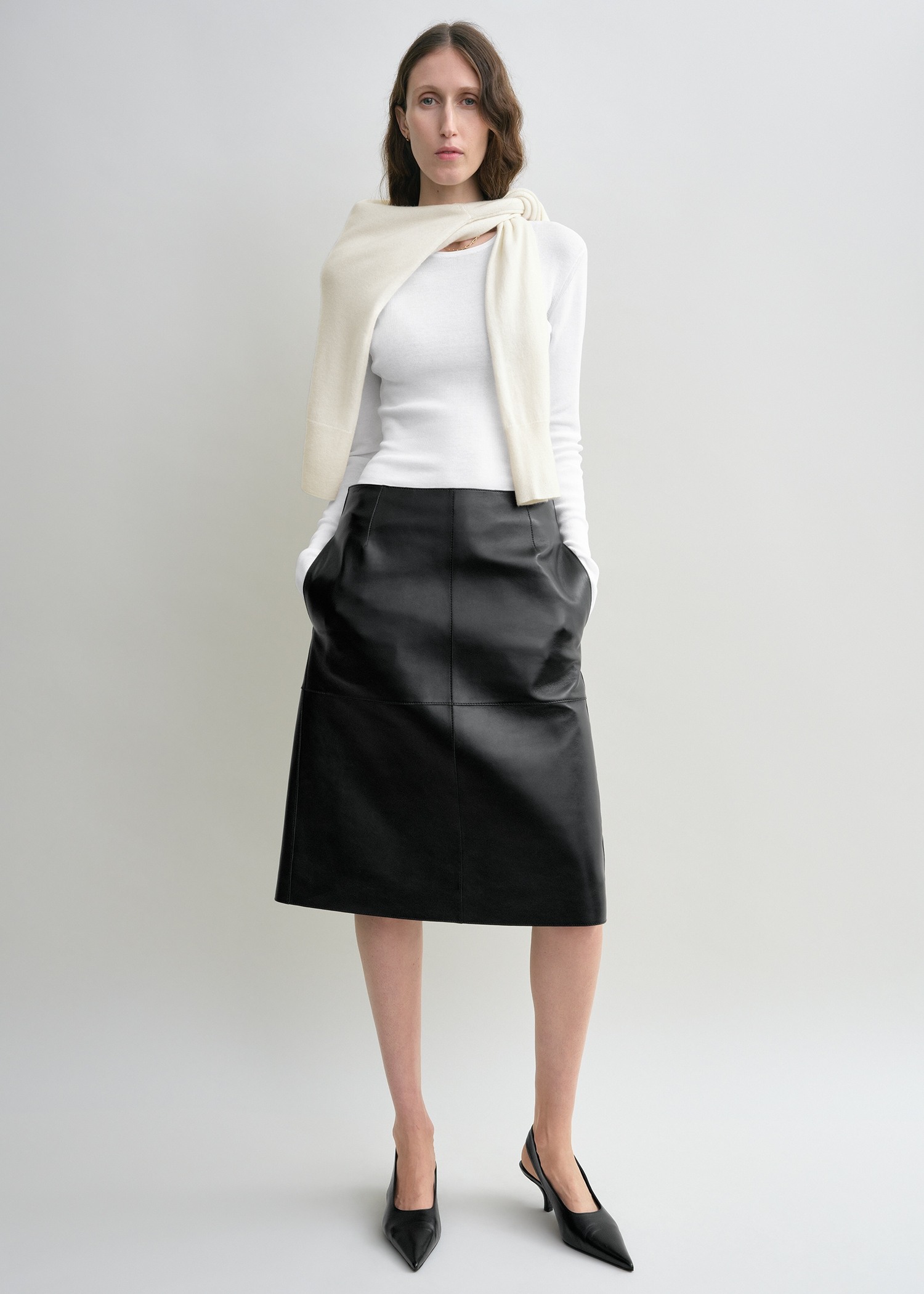 TOTEME 컴팩트 코튼 탑 화이트의 화이트컬러 0번쨰 이미지입니다.