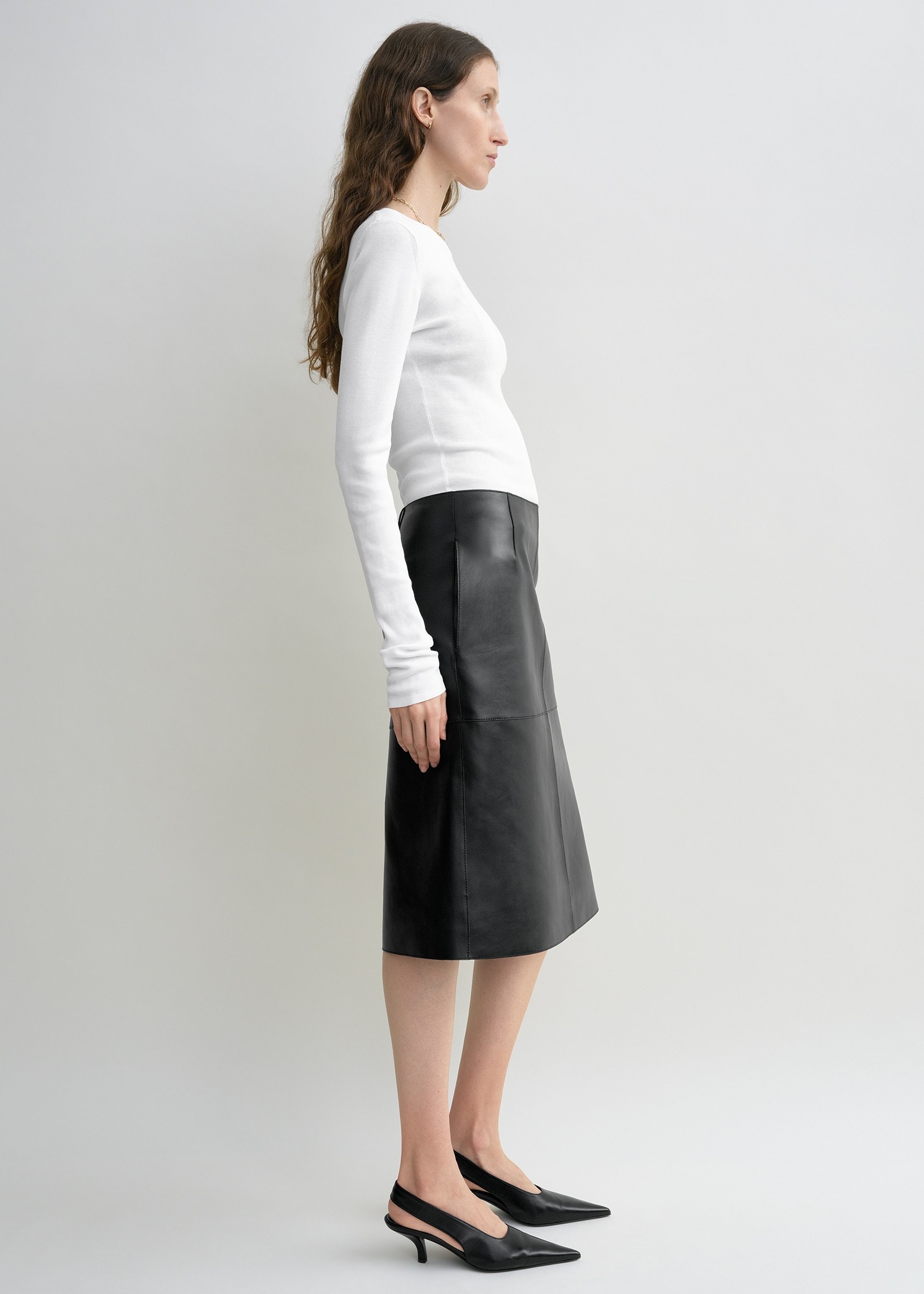 TOTEME 컴팩트 코튼 탑 화이트의 화이트컬러 1번쨰 이미지입니다.