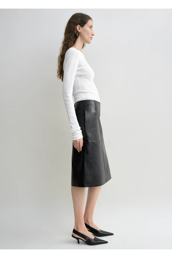 TOTEME 컴팩트 코튼 탑 화이트의 화이트컬러 1번쨰 이미지입니다.