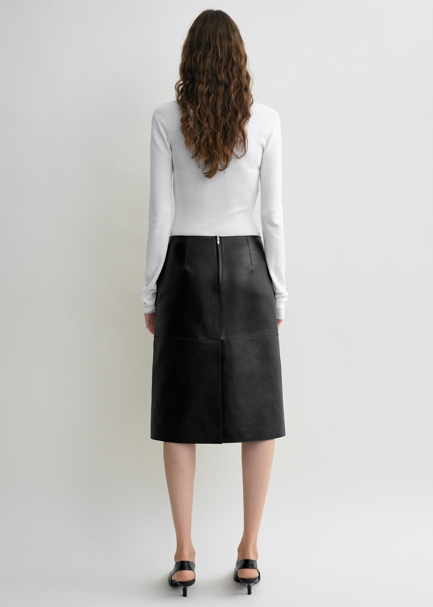 TOTEME 컴팩트 코튼 탑 화이트의 화이트컬러 2번쨰 이미지입니다.