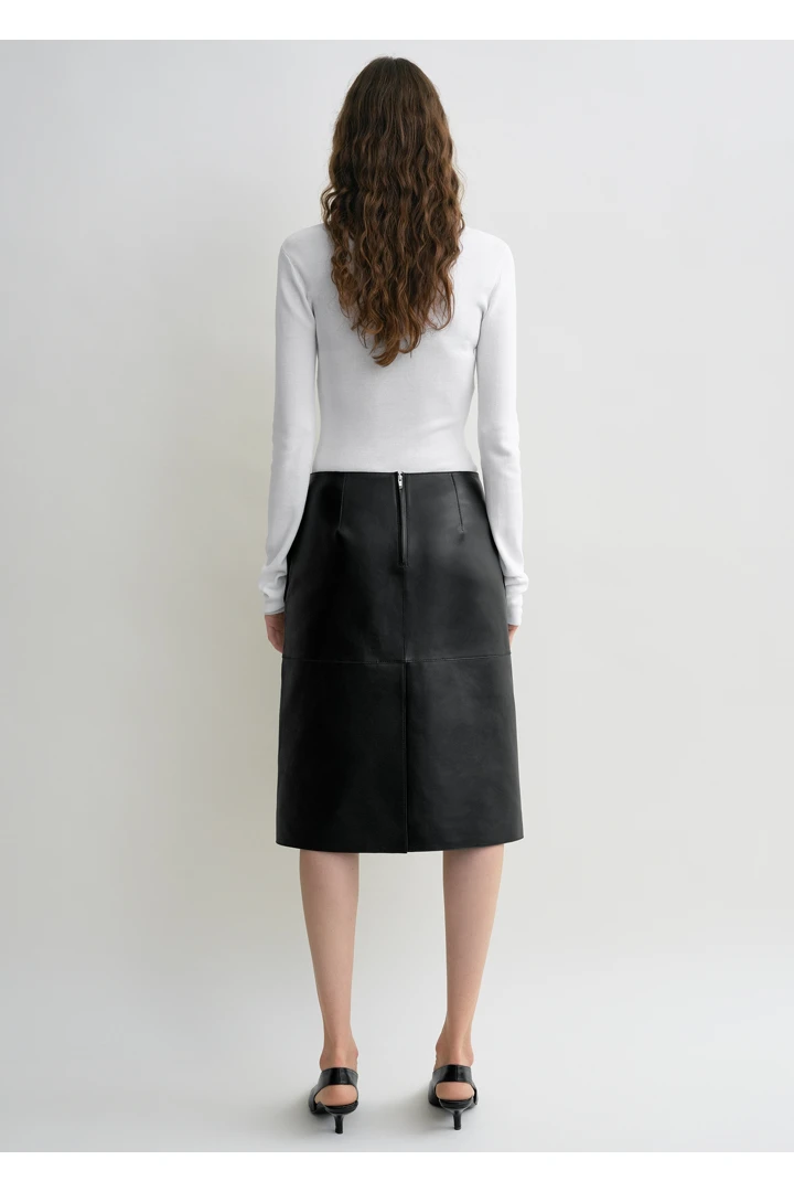 TOTEME 컴팩트 코튼 탑 화이트의 화이트컬러 2번쨰 이미지입니다.