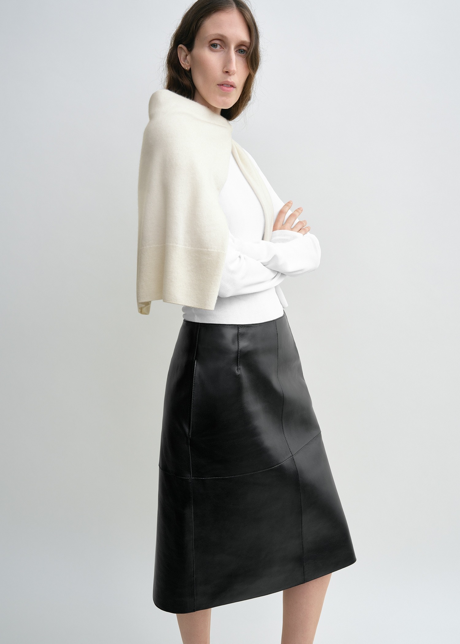 TOTEME 컴팩트 코튼 탑 화이트의 화이트컬러 3번쨰 이미지입니다.