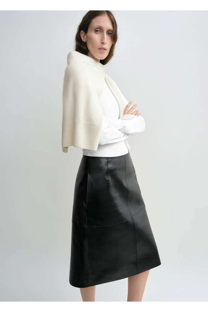 TOTEME 컴팩트 코튼 탑 화이트의 화이트컬러 3번쨰 이미지입니다.