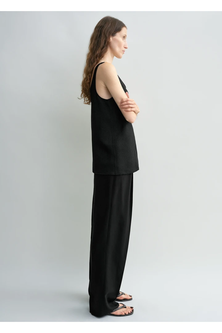 TOTEME 세이블 탱크탑 블랙의 블랙컬러 1번쨰 이미지입니다.