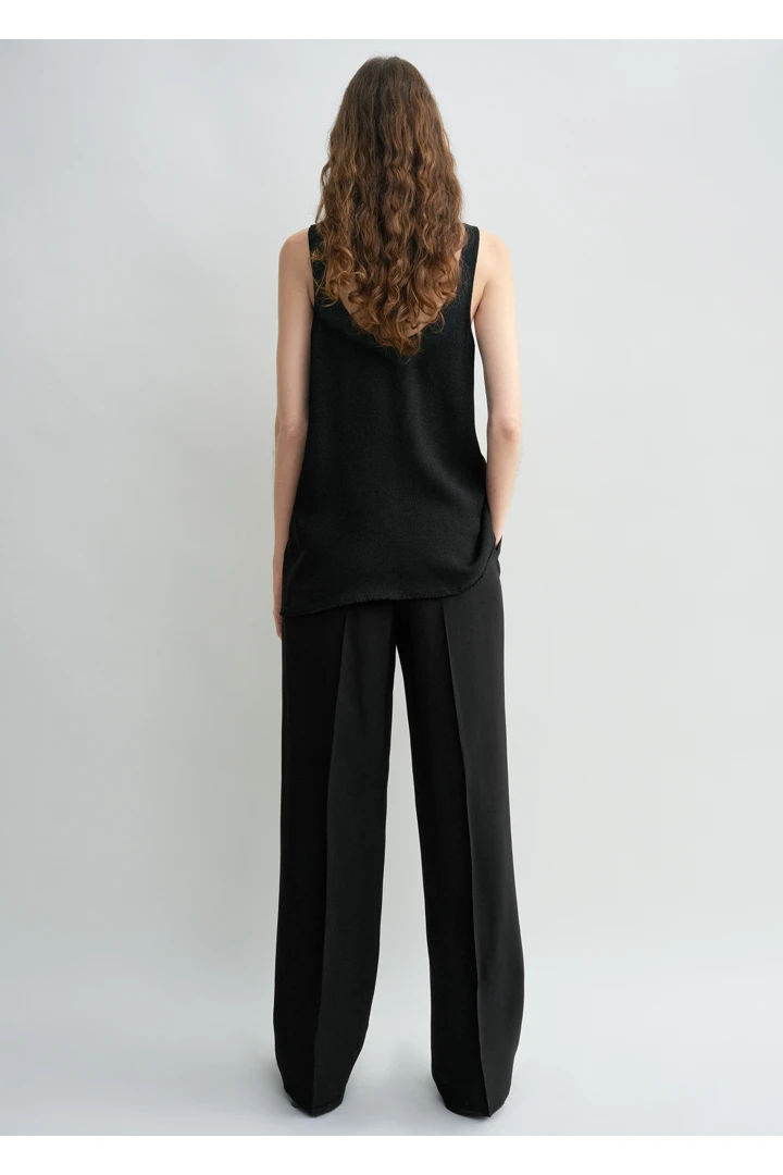 TOTEME 세이블 탱크탑 블랙의 블랙컬러 2번쨰 이미지입니다.