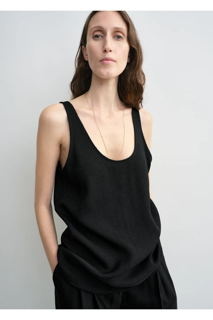 TOTEME 세이블 탱크탑 블랙의 블랙컬러 3번쨰 이미지입니다.