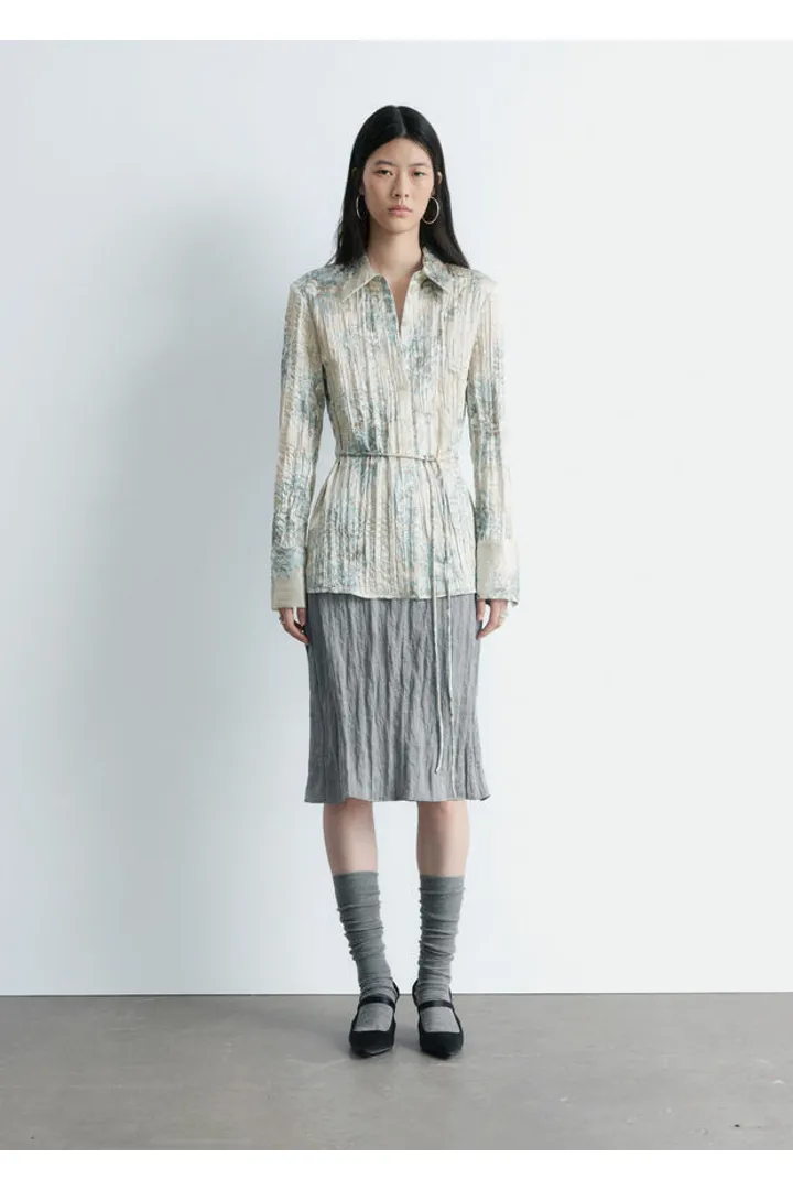 앤아더스토리즈 타이 벨트 크레이프 셔츠의 라이트 그레이 플로럴컬러 ECOMLook입니다.