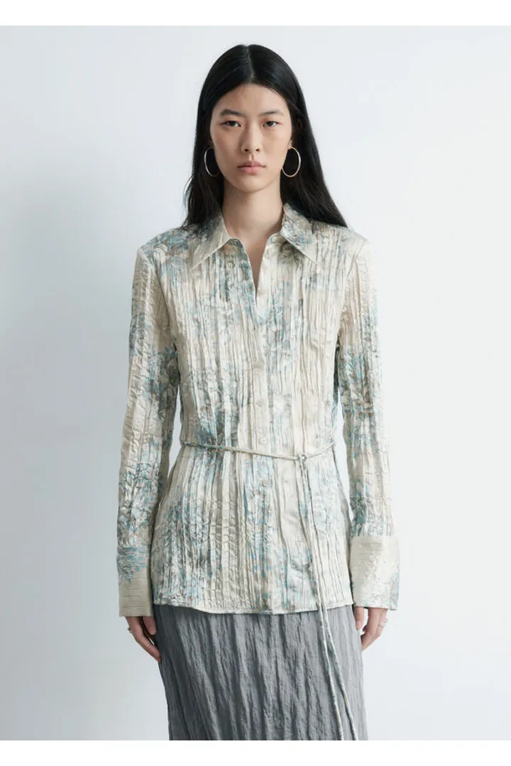 앤아더스토리즈 타이 벨트 크레이프 셔츠의 라이트 그레이 플로럴컬러 ECOMLook입니다.