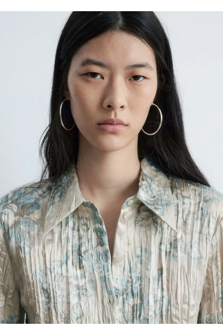 앤아더스토리즈 타이 벨트 크레이프 셔츠의 라이트 그레이 플로럴컬러 ECOMLook입니다.