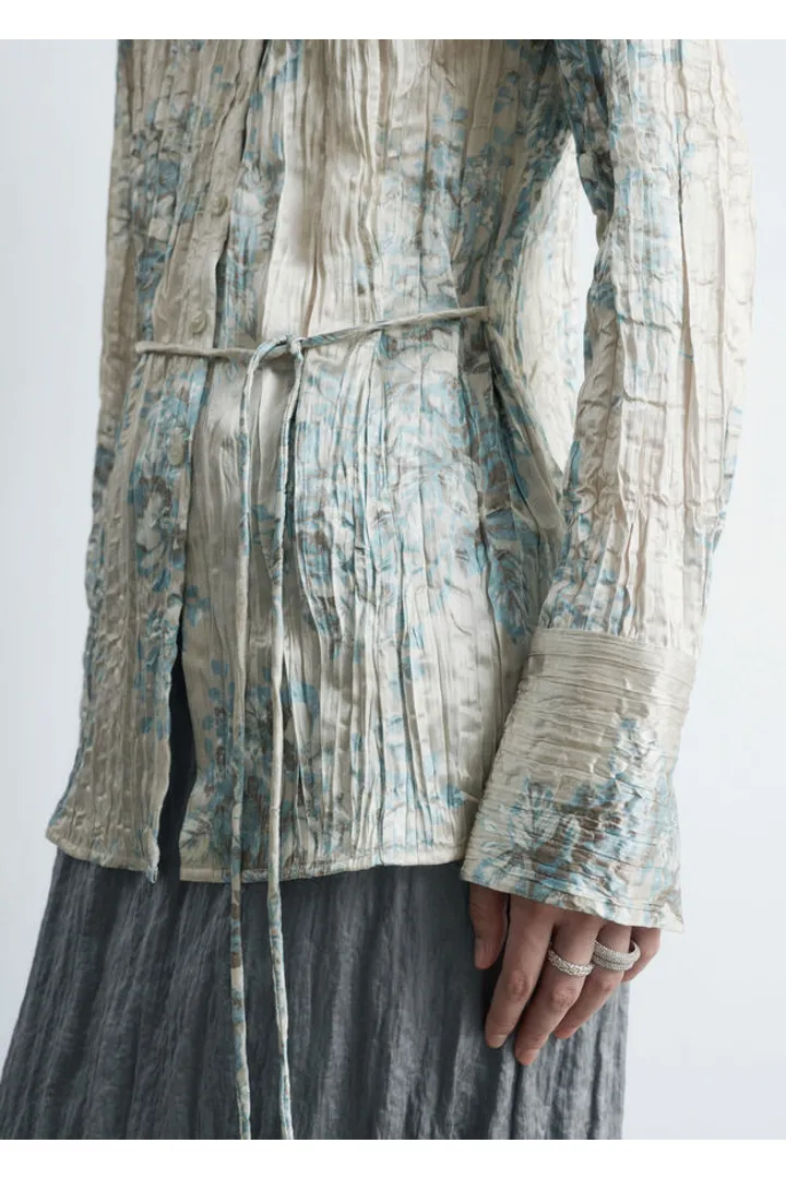 앤아더스토리즈 타이 벨트 크레이프 셔츠의 라이트 그레이 플로럴컬러 ECOMLook입니다.