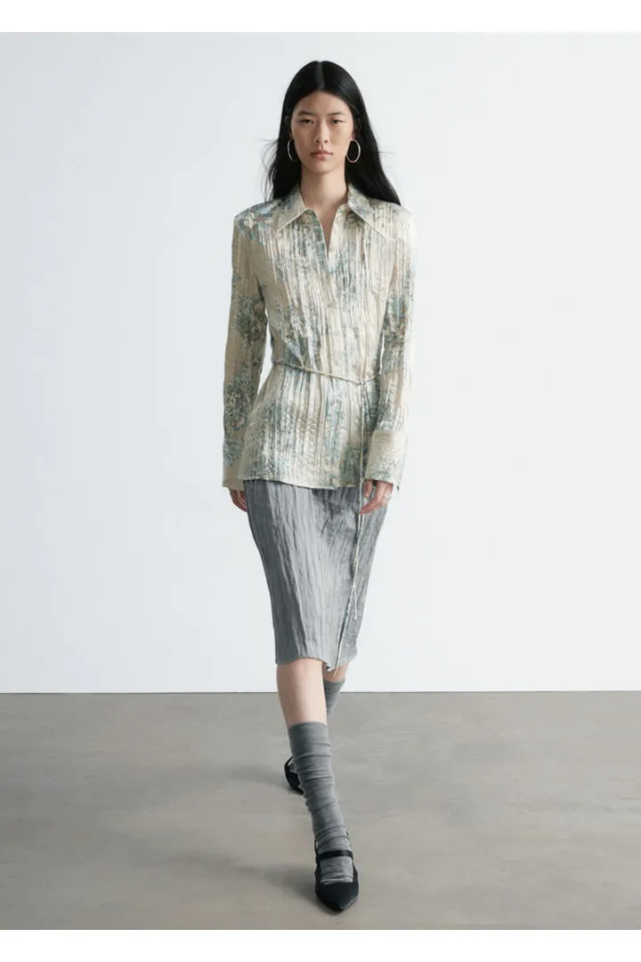 앤아더스토리즈 타이 벨트 크레이프 셔츠의 라이트 그레이 플로럴컬러 ECOMLook입니다.