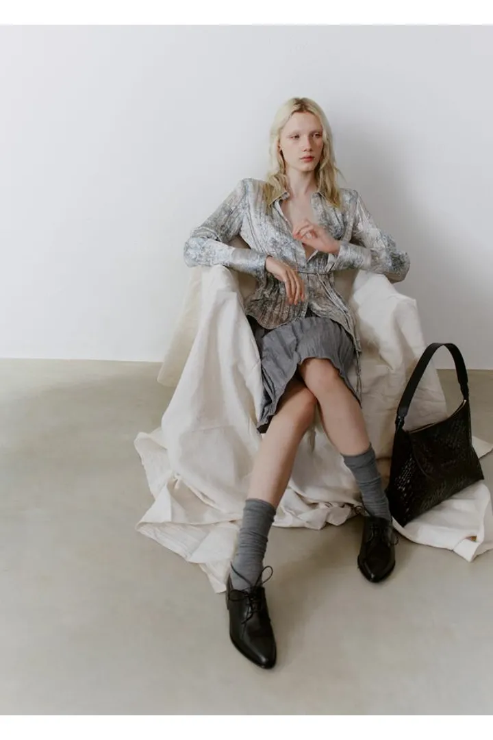 앤아더스토리즈 타이 벨트 크레이프 셔츠의 라이트 그레이 플로럴컬러 Environmental입니다.