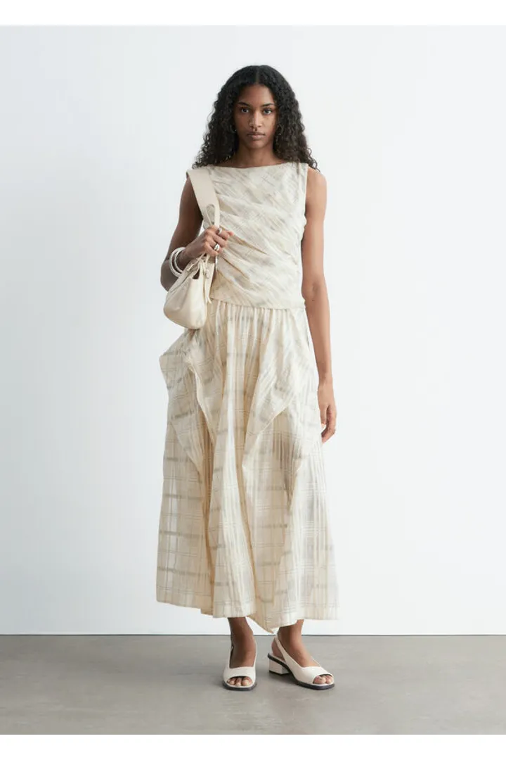 앤아더스토리즈 개더드 코튼 미디 스커트의 오프 화이트-체크컬러 ECOMLook입니다.