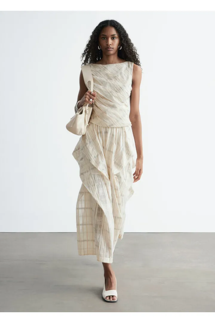 앤아더스토리즈 개더드 코튼 미디 스커트의 오프 화이트-체크컬러 ECOMLook입니다.