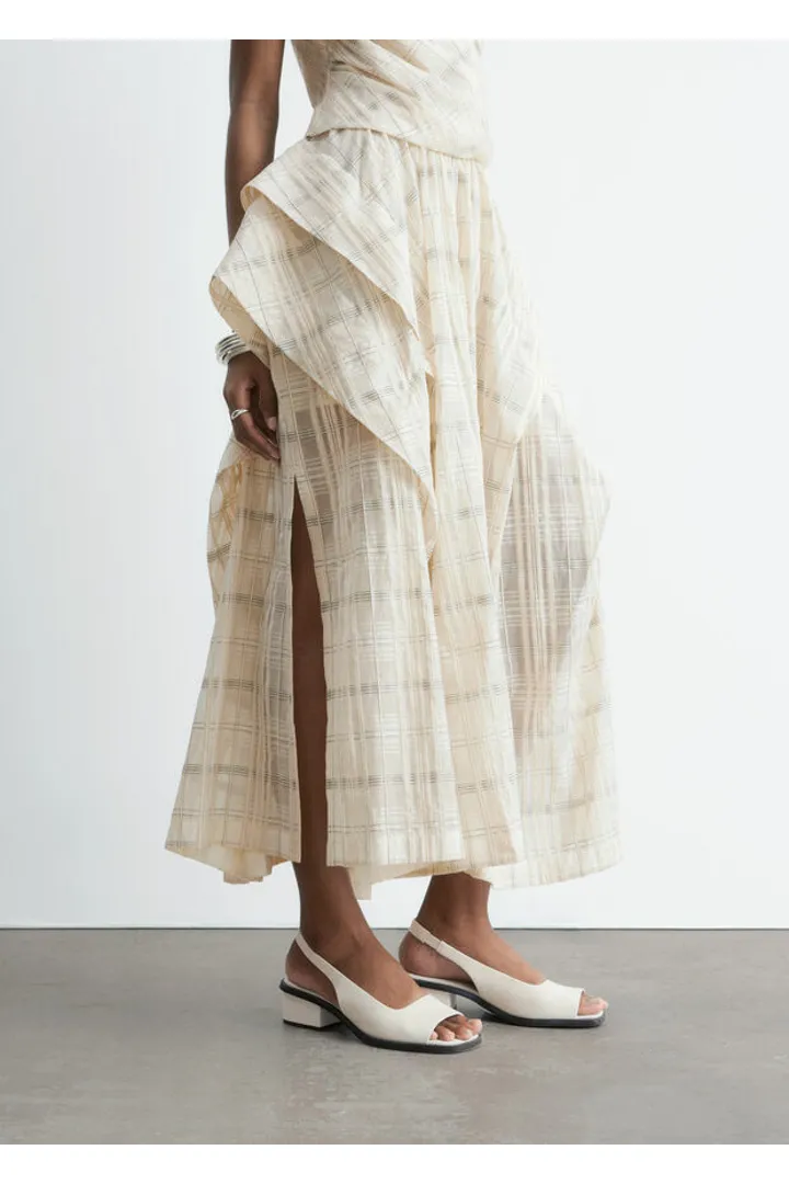 앤아더스토리즈 개더드 코튼 미디 스커트의 오프 화이트-체크컬러 ECOMLook입니다.