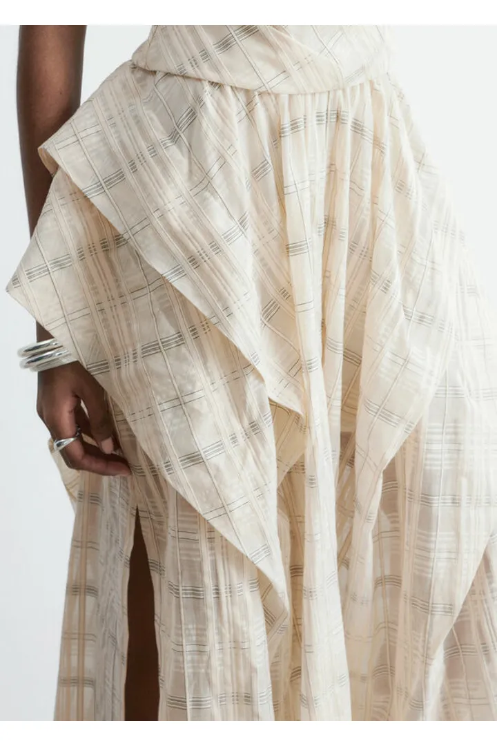 앤아더스토리즈 개더드 코튼 미디 스커트의 오프 화이트-체크컬러 ECOMLook입니다.