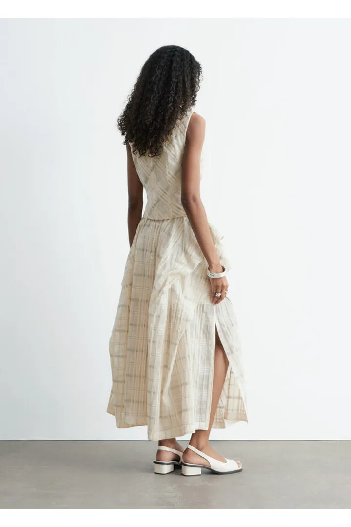 앤아더스토리즈 개더드 코튼 미디 스커트의 오프 화이트-체크컬러 ECOMLook입니다.