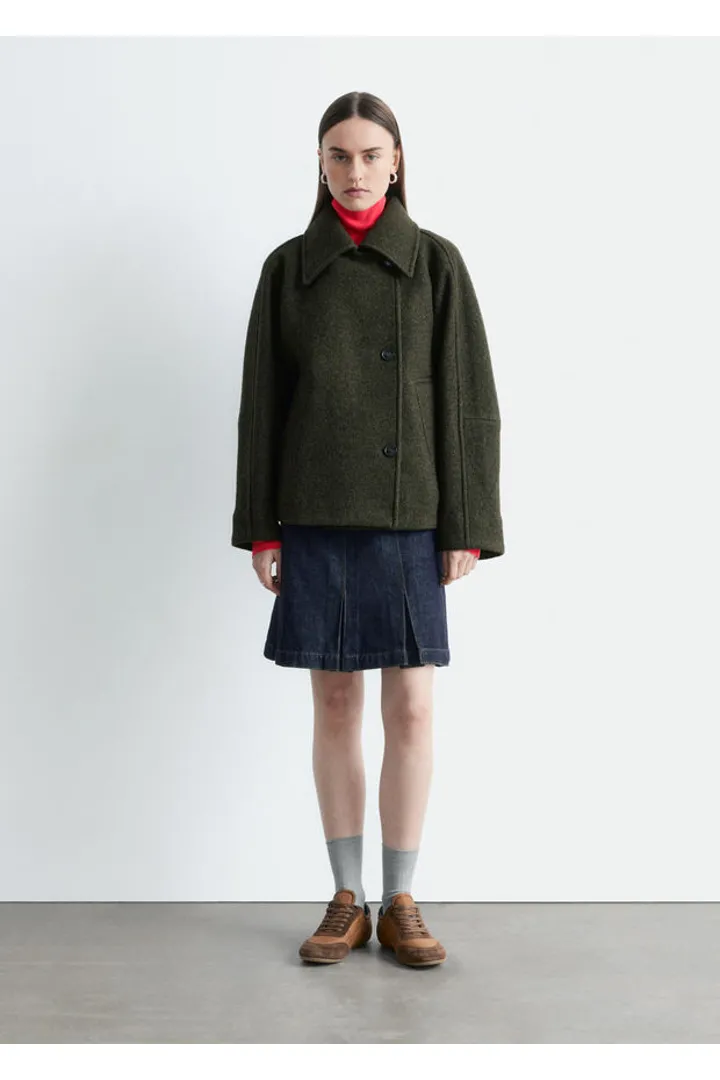 앤아더스토리즈 탑스티치 메리노 울 블렌드 재킷의 다크 카키 그린컬러 ECOMLook입니다.