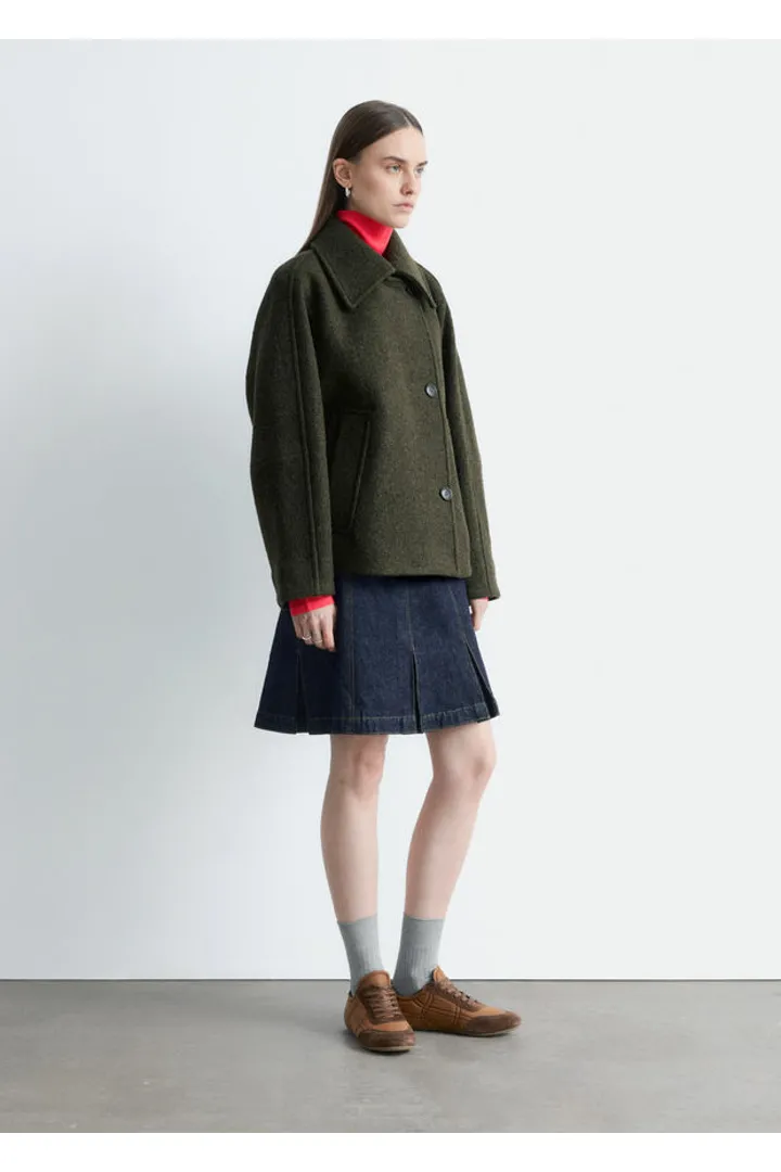 앤아더스토리즈 탑스티치 메리노 울 블렌드 재킷의 다크 카키 그린컬러 ECOMLook입니다.