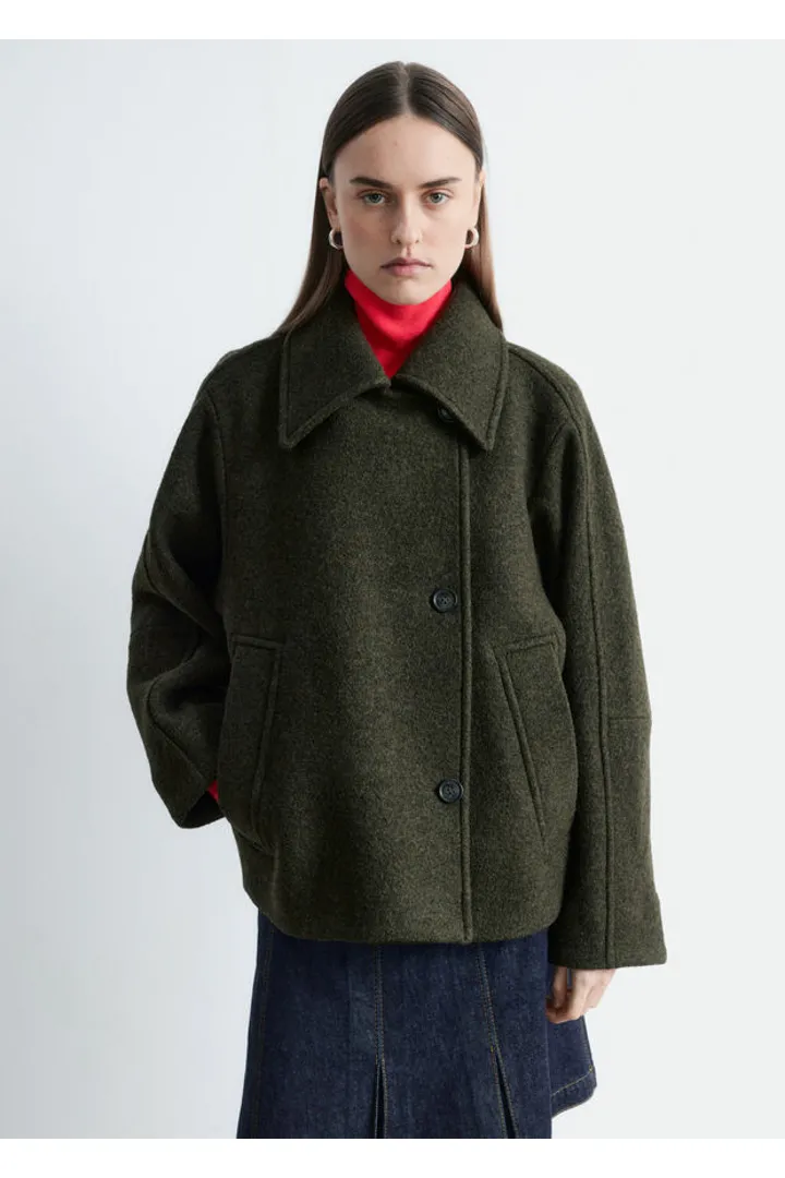 앤아더스토리즈 탑스티치 메리노 울 블렌드 재킷의 다크 카키 그린컬러 ECOMLook입니다.