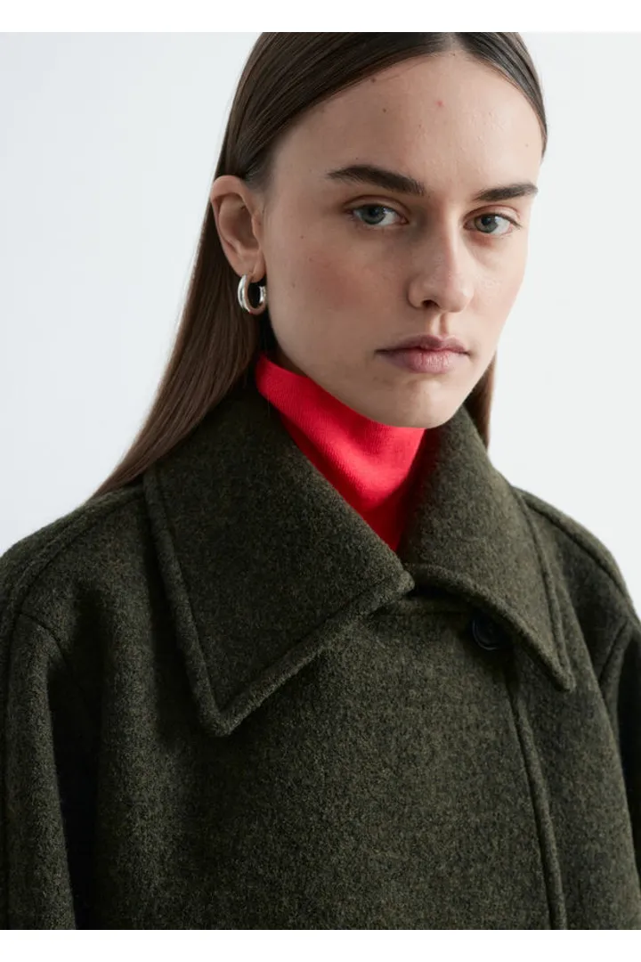 앤아더스토리즈 탑스티치 메리노 울 블렌드 재킷의 다크 카키 그린컬러 ECOMLook입니다.