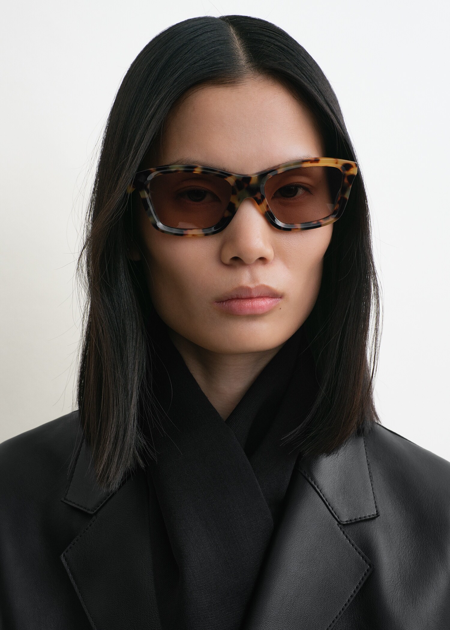 TOTEME 더 클래식스 선글라스 톨토이즈의 톨토이즈컬러 1번쨰 이미지입니다.