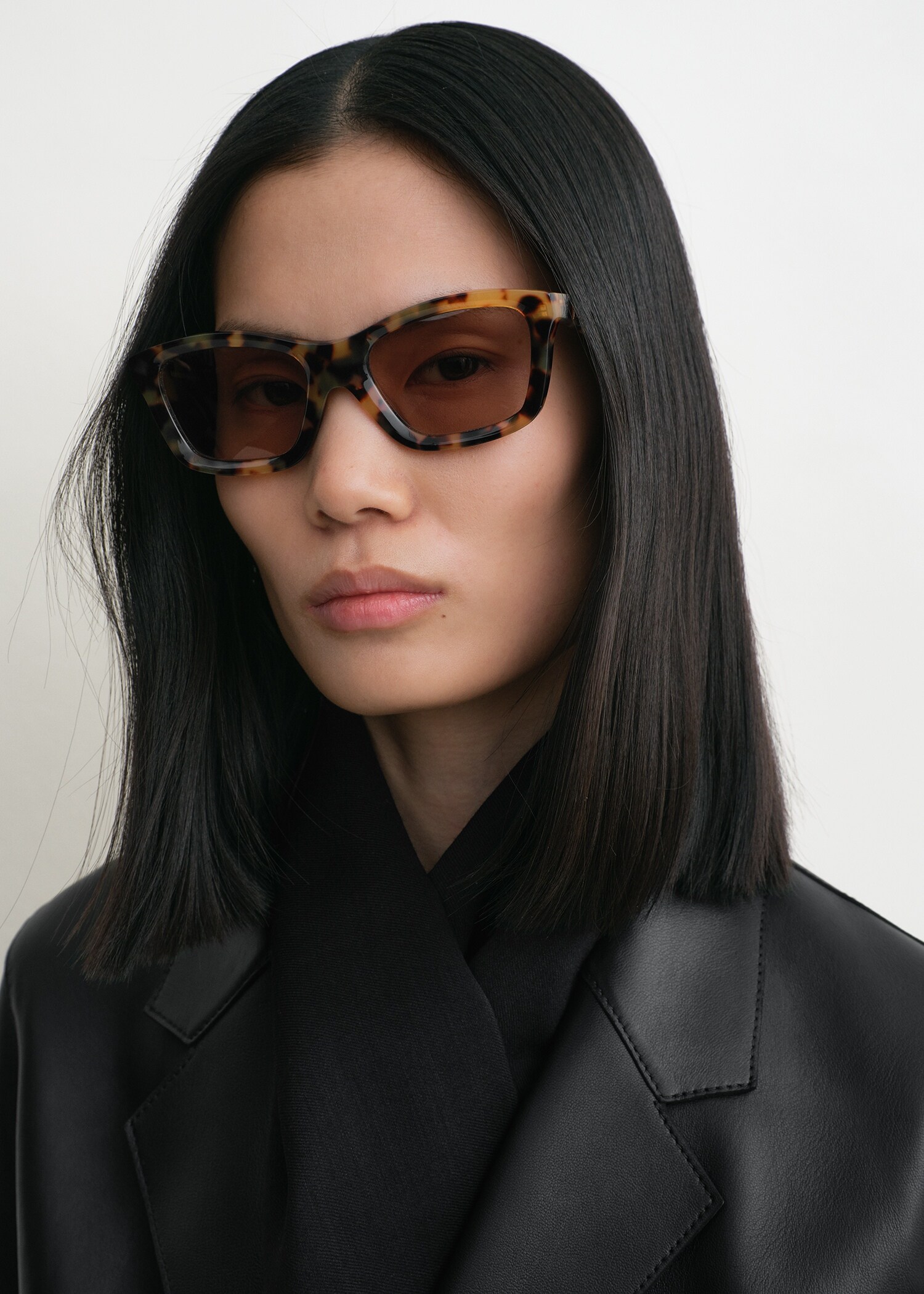 TOTEME 더 클래식스 선글라스 톨토이즈의 톨토이즈컬러 2번쨰 이미지입니다.