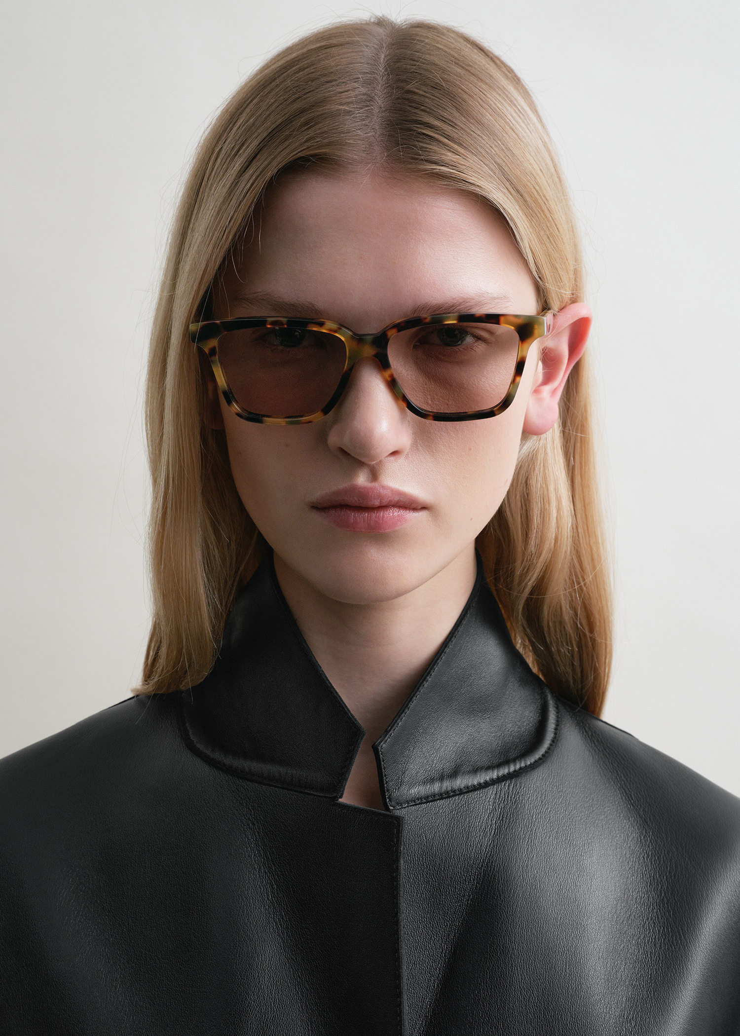 TOTEME 더 스퀘어스 선글라스 톨토이즈의 톨토이즈컬러 1번쨰 이미지입니다.