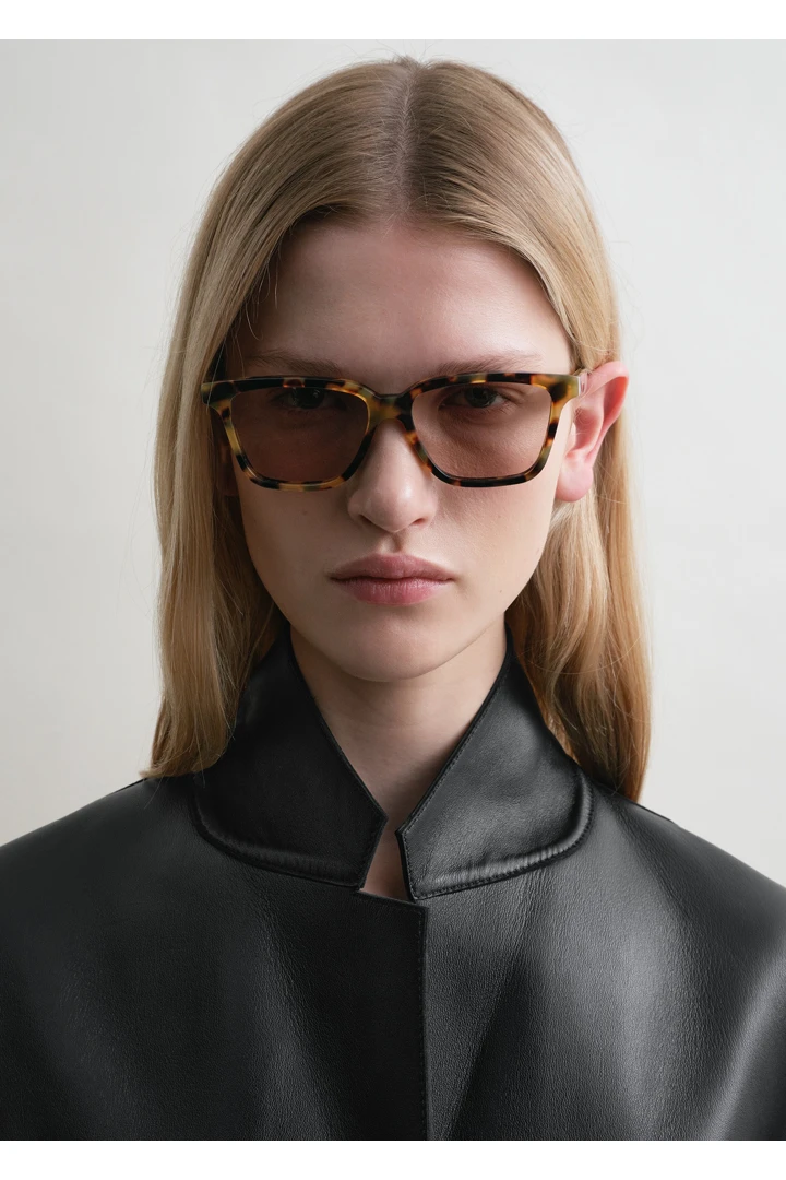 TOTEME 더 스퀘어스 선글라스 톨토이즈의 톨토이즈컬러 1번쨰 이미지입니다.