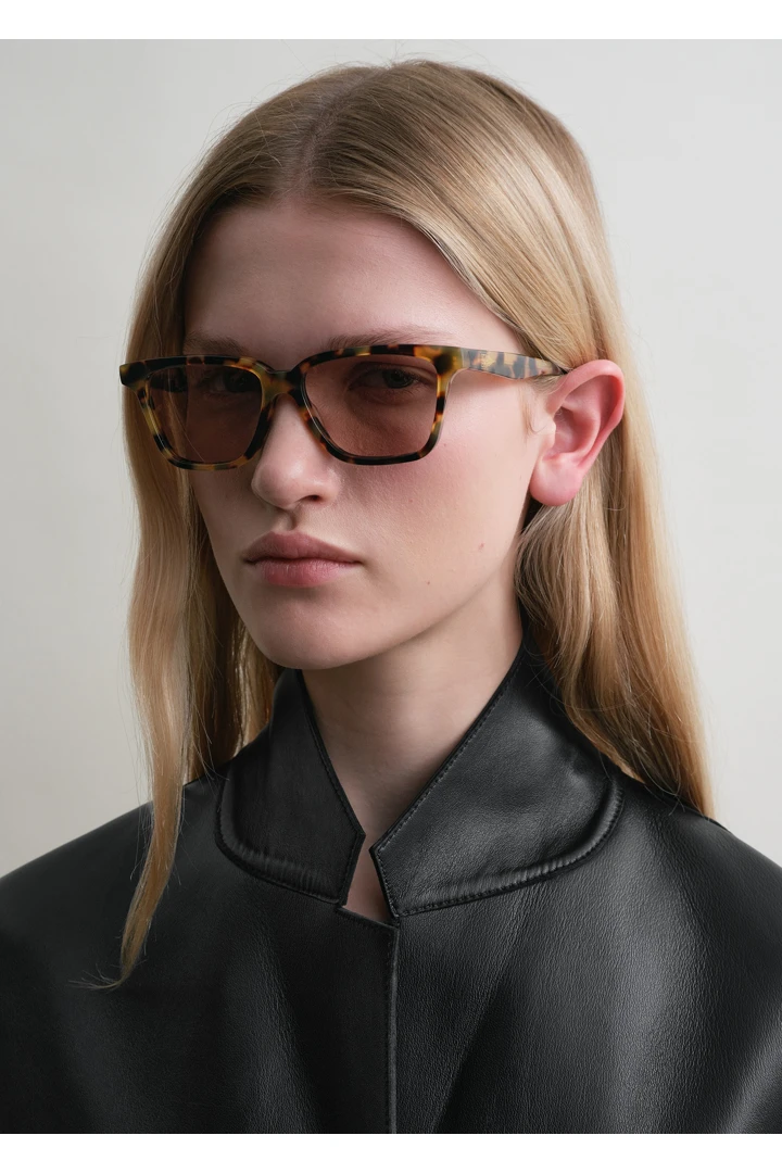 TOTEME 더 스퀘어스 선글라스 톨토이즈의 톨토이즈컬러 2번쨰 이미지입니다.