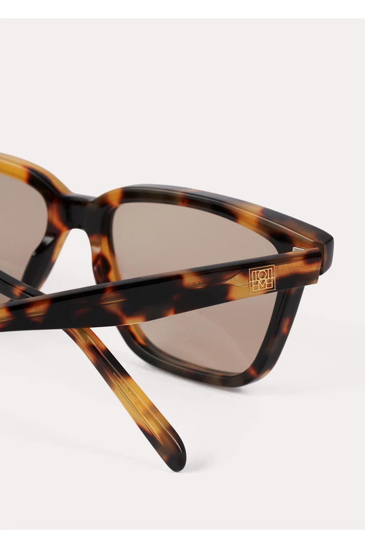 TOTEME 더 스퀘어스 선글라스 톨토이즈의 톨토이즈컬러 5번쨰 이미지입니다.