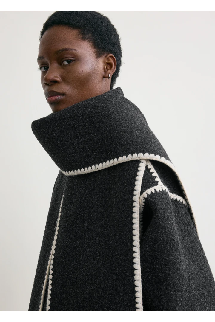 TOTEME 엠브로이더드 스카프 재킷 다크 그레이 멜란지의 다크 그레이 멜란지컬러 3번쨰 이미지입니다.