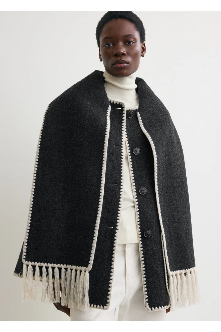 TOTEME 엠브로이더드 스카프 재킷 다크 그레이 멜란지의 다크 그레이 멜란지컬러 4번쨰 이미지입니다.