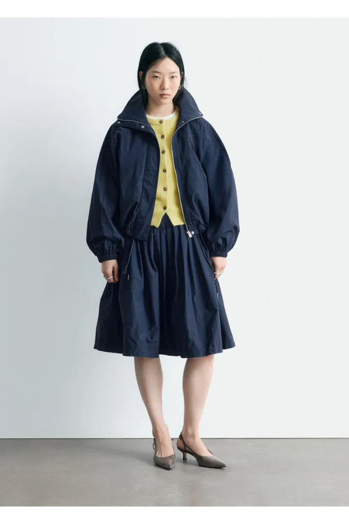 앤아더스토리즈 스탠드 카라 드로스트링 자켓의 네이비컬러 ECOMLook입니다.