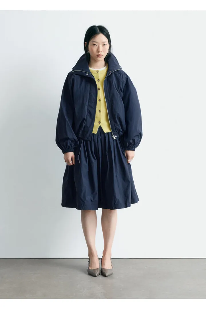 앤아더스토리즈 스탠드 카라 드로스트링 자켓의 네이비컬러 ECOMLook입니다.