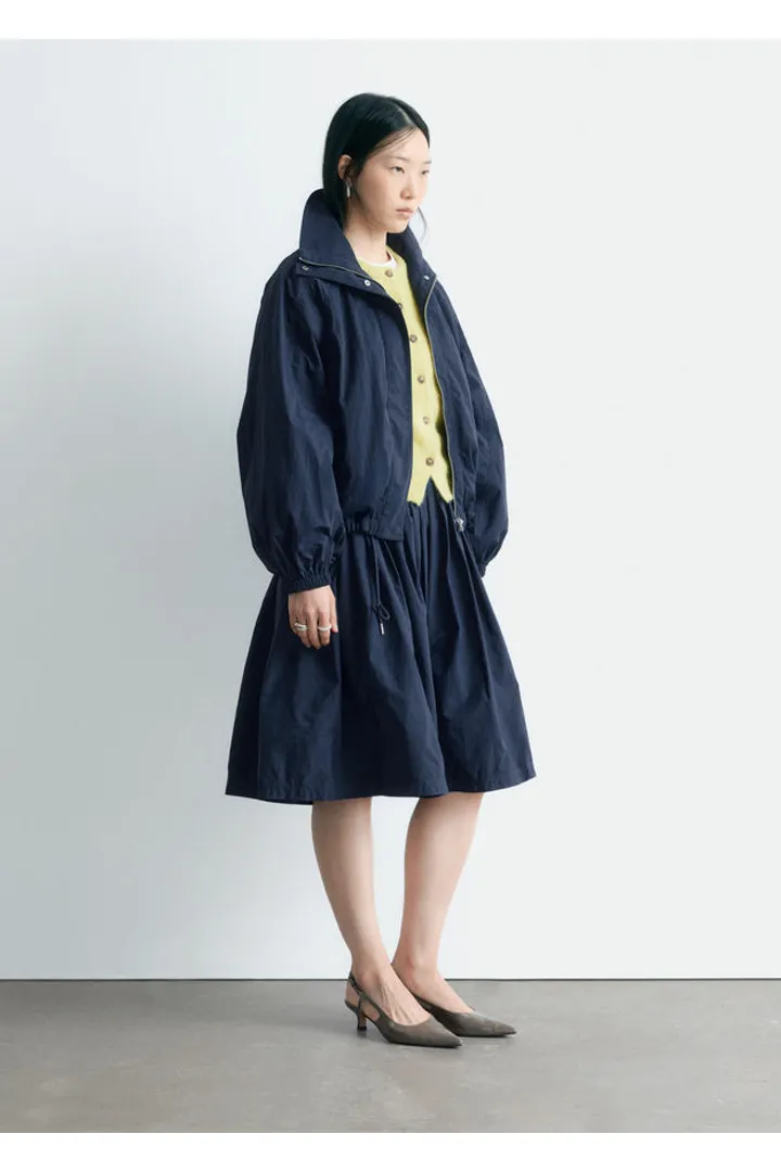 앤아더스토리즈 스탠드 카라 드로스트링 자켓의 네이비컬러 ECOMLook입니다.