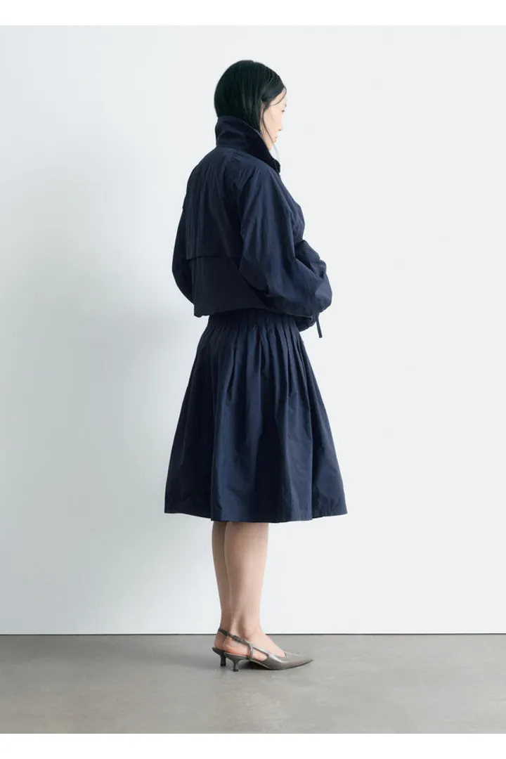 앤아더스토리즈 스탠드 카라 드로스트링 자켓의 네이비컬러 ECOMLook입니다.