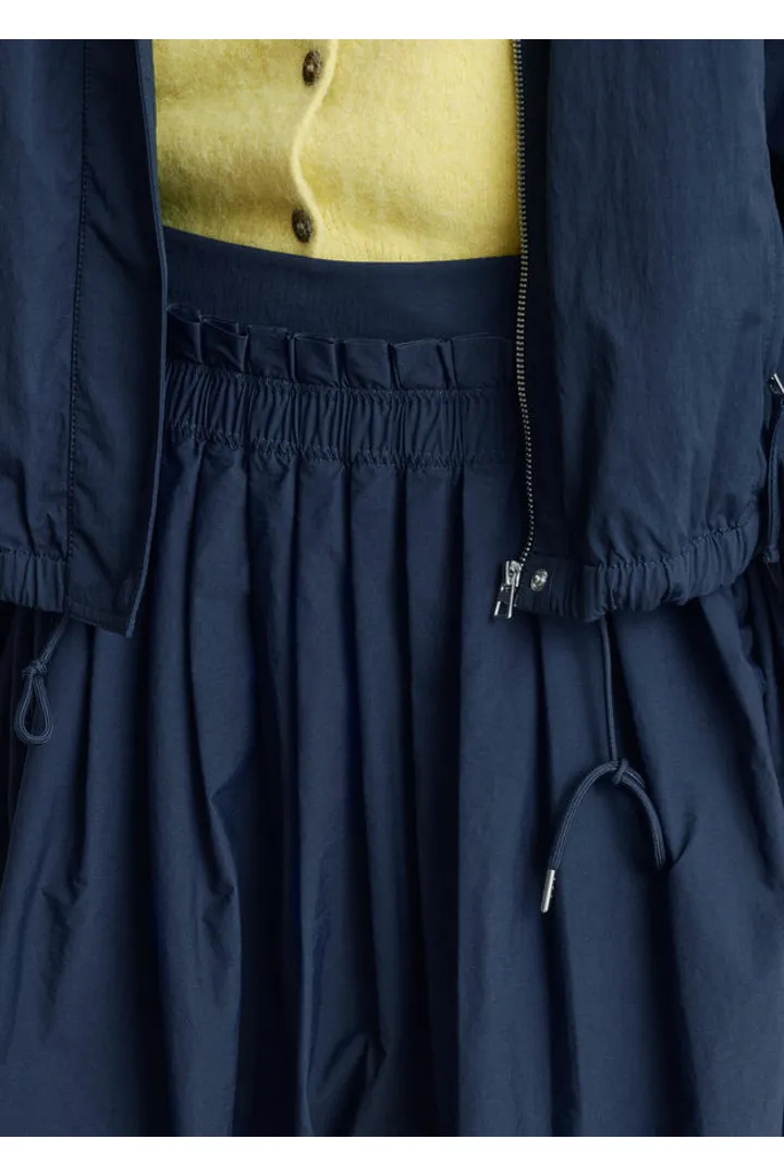 앤아더스토리즈 스탠드 카라 드로스트링 자켓의 네이비컬러 ECOMLook입니다.