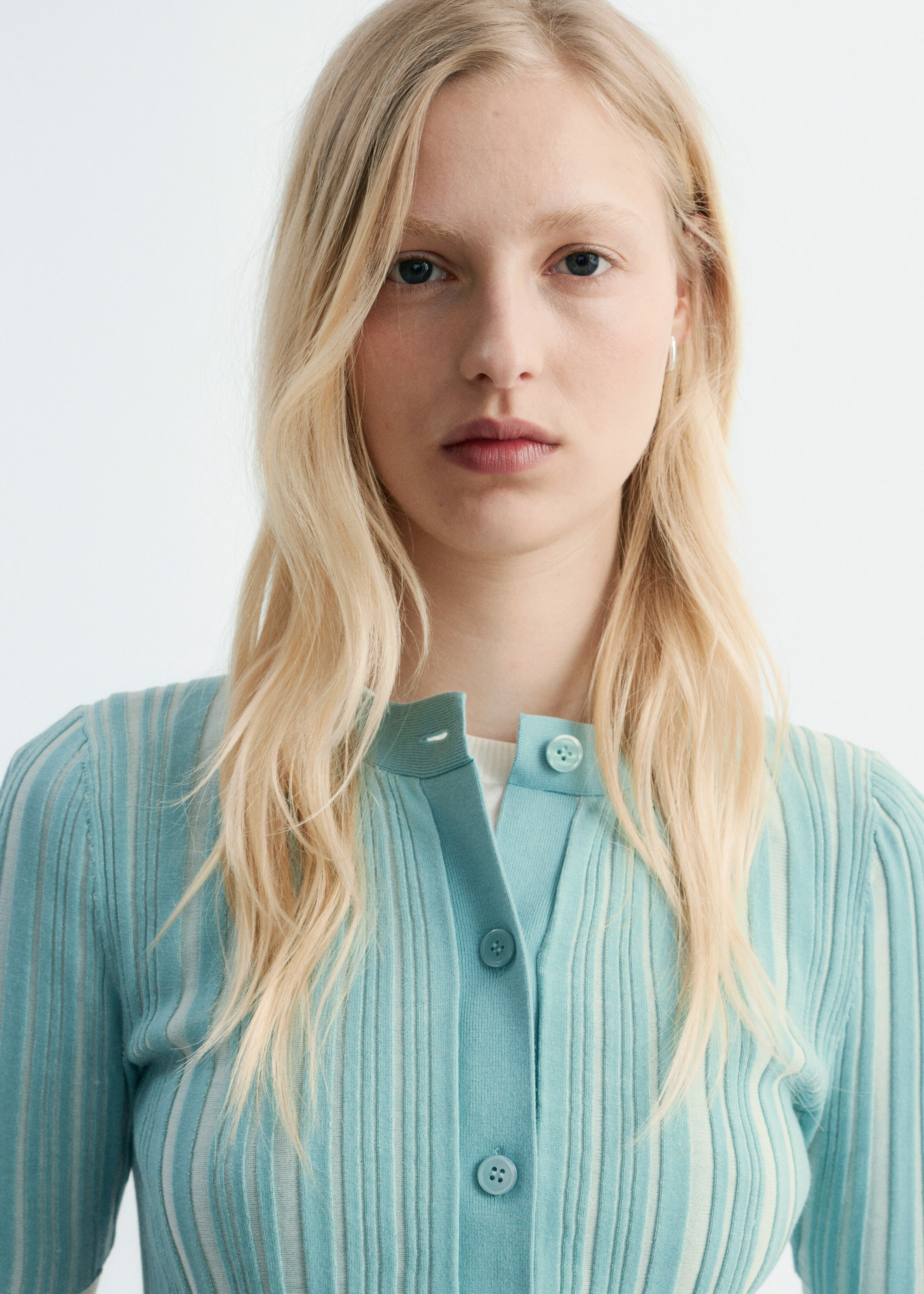 앤아더스토리즈 쇼트 슬리브 립 니트 가디건의 터쿼이즈컬러 ECOMLook입니다.