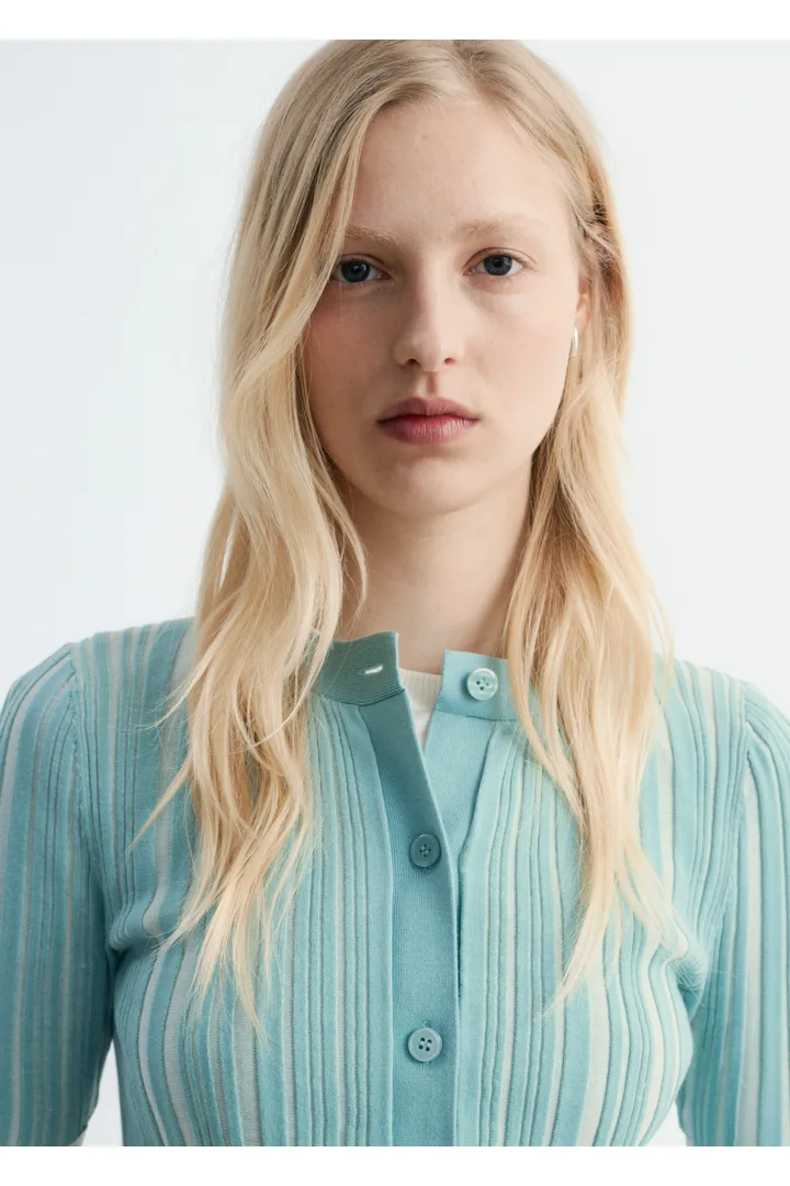 앤아더스토리즈 쇼트 슬리브 립 니트 가디건의 터쿼이즈컬러 ECOMLook입니다.