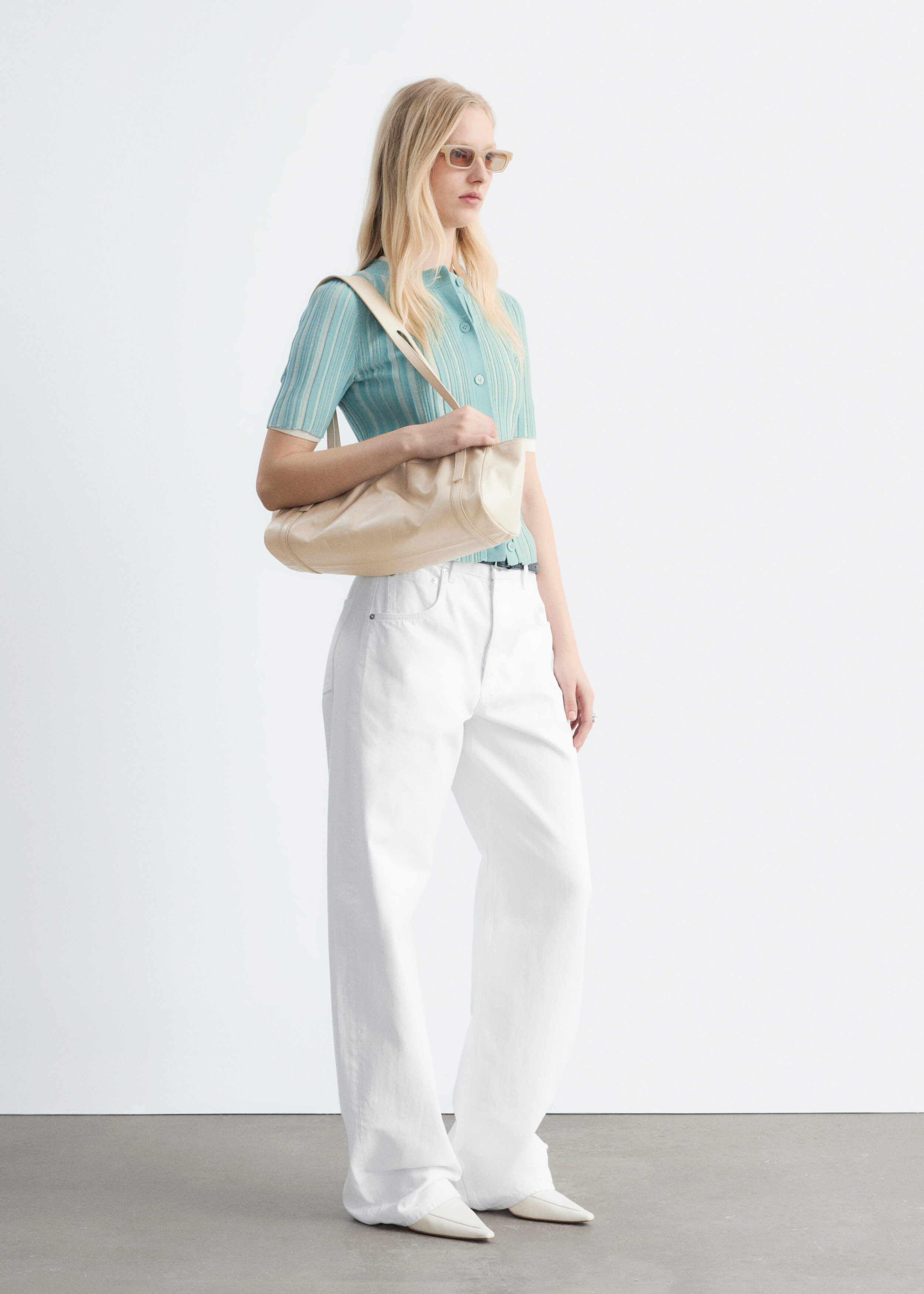 앤아더스토리즈 쇼트 슬리브 립 니트 가디건의 터쿼이즈컬러 ECOMLook입니다.