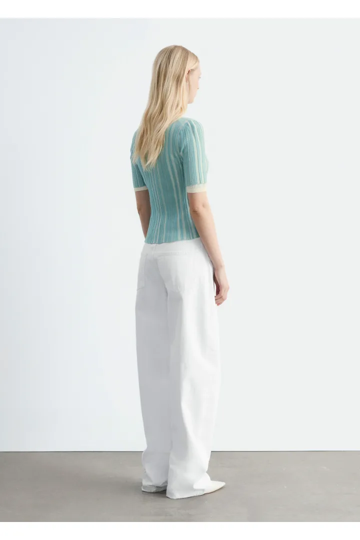 앤아더스토리즈 쇼트 슬리브 립 니트 가디건의 터쿼이즈컬러 ECOMLook입니다.