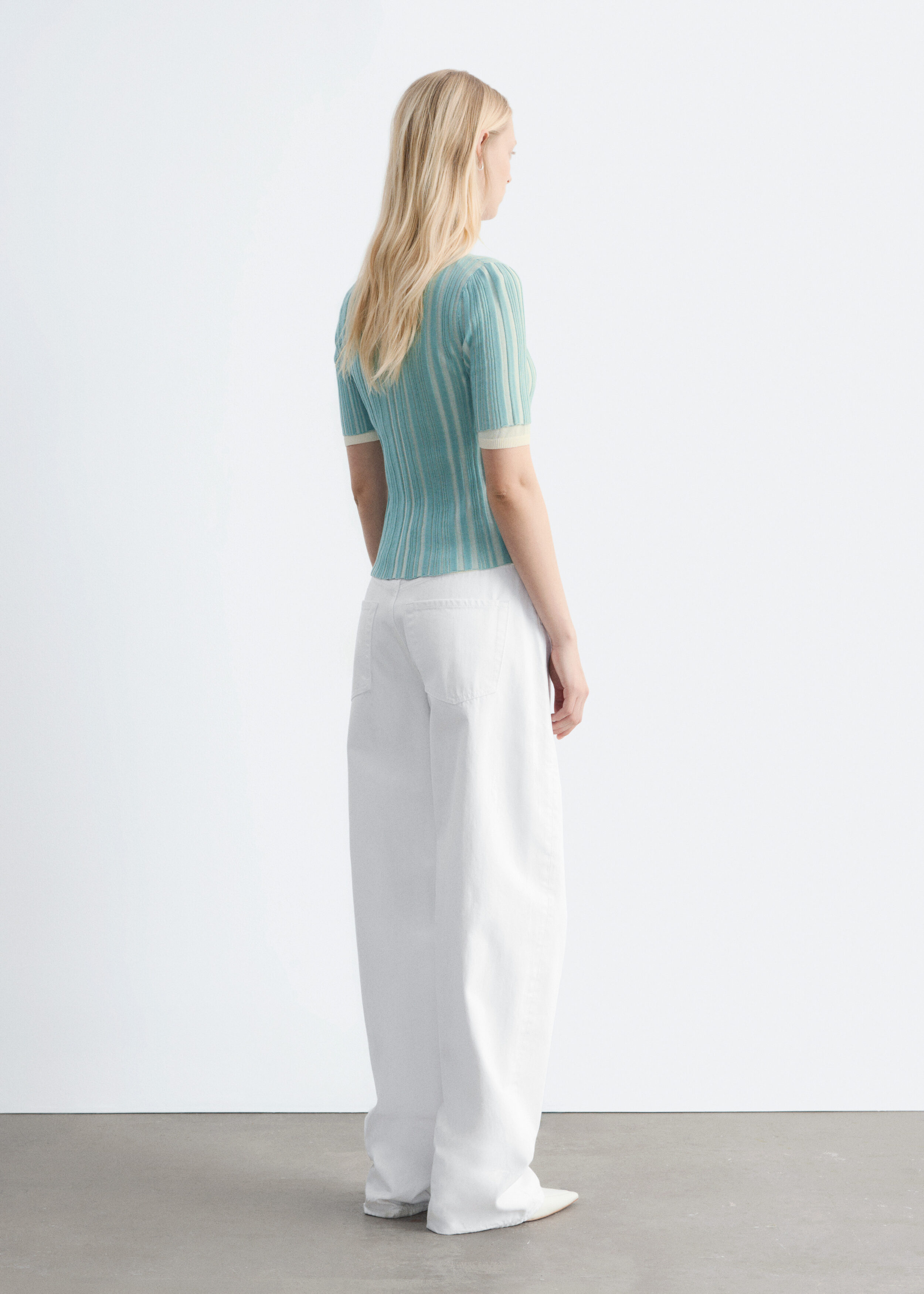 앤아더스토리즈 쇼트 슬리브 립 니트 가디건의 터쿼이즈컬러 ECOMLook입니다.