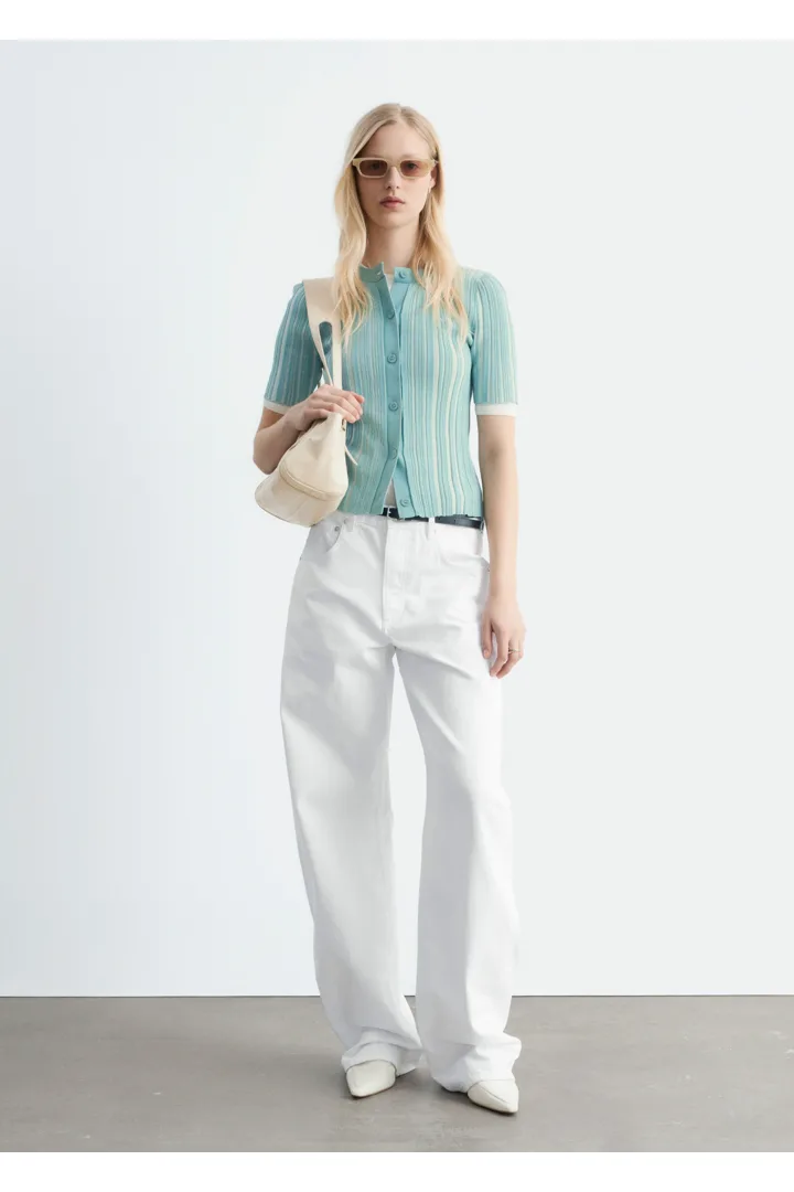 앤아더스토리즈 쇼트 슬리브 립 니트 가디건의 터쿼이즈컬러 ECOMLook입니다.