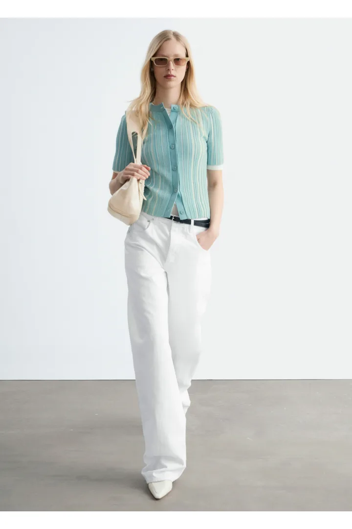 앤아더스토리즈 쇼트 슬리브 립 니트 가디건의 터쿼이즈컬러 ECOMLook입니다.